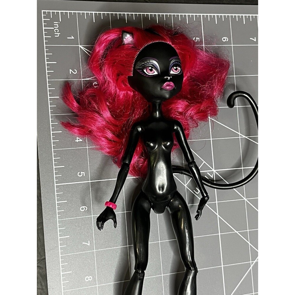 Monster High 2011 Catty Noir Nude Doll With Tail + Bracelet - Picture 8 of 8